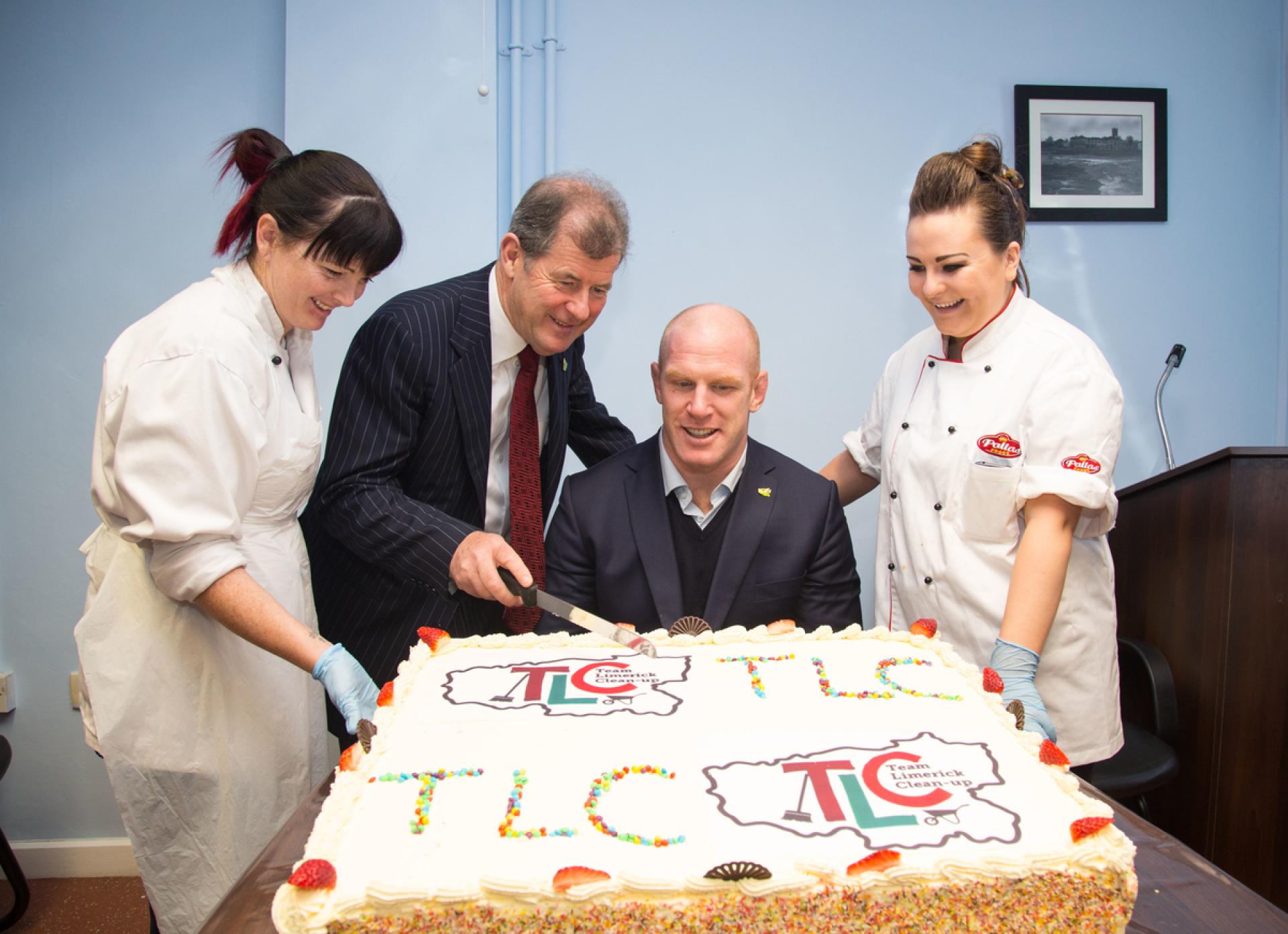JP McManus and Paul O'Connell cut a TLC cake